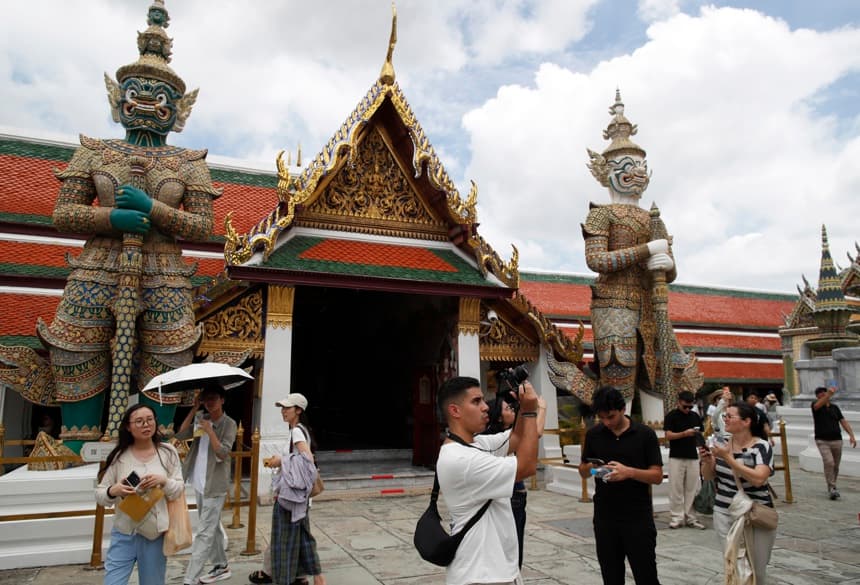 Imagen de archivo de turistas extranjeros visitando el Buda de Esmeralda en Bangkok, Tailandia, el 17 de agosto de 2026.
(EFE/EPA/RUNGROJ YONGRIT)