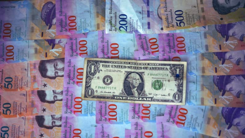 Diputado venezolano viaja a EE. UU. para preparar un plan de dolarización