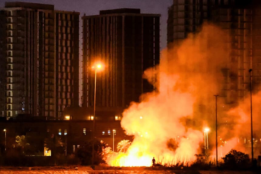 Un incendio arde en los terrenos de la sede de la embajada de EE. UU. en Bagdad el 17 de marzo de 2026, tras un ataque con dron y cohetes, según funcionarios de seguridad. (Ahmad Al-Rubaye/AFP vía Getty Images).