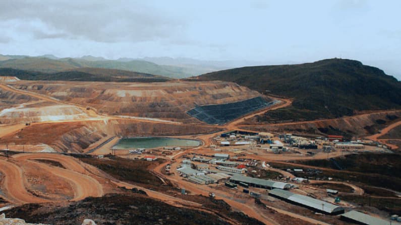 Ecuador negocia con una firma de Singapur inversiones mineras por 300 millones de dólares