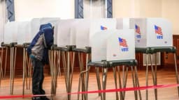 Seis personas acusadas de voto ilegal y fraude de identidad