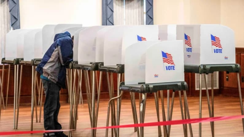 Seis personas acusadas de voto ilegal y fraude de identidad