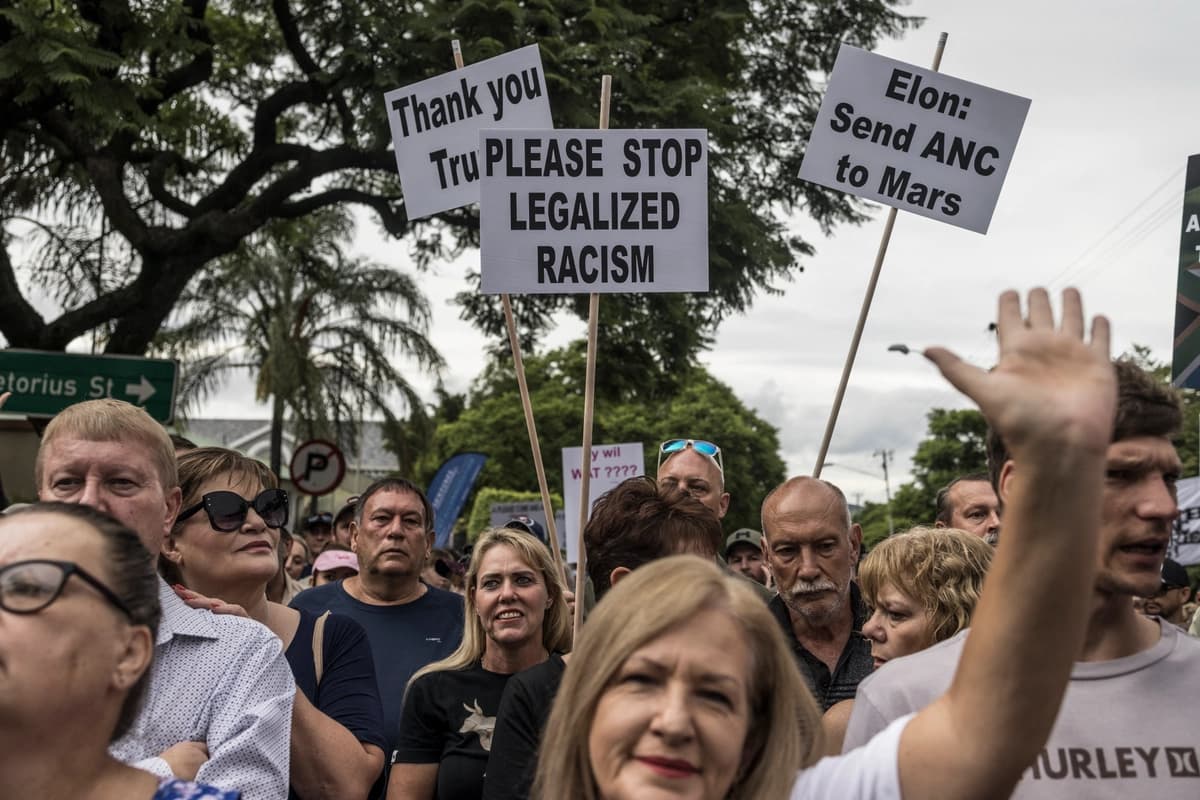 Ciudadanos sudafricanos blancos que apoyan al presidente estadounidense Donald Trump y al multimillonario tecnológico sudafricano-estadounidense Elon Musk se congregan frente a la embajada de Estados Unidos en Pretoria, el 15 de febrero de 2025. (Marco Longari/AFP vía Getty Images).