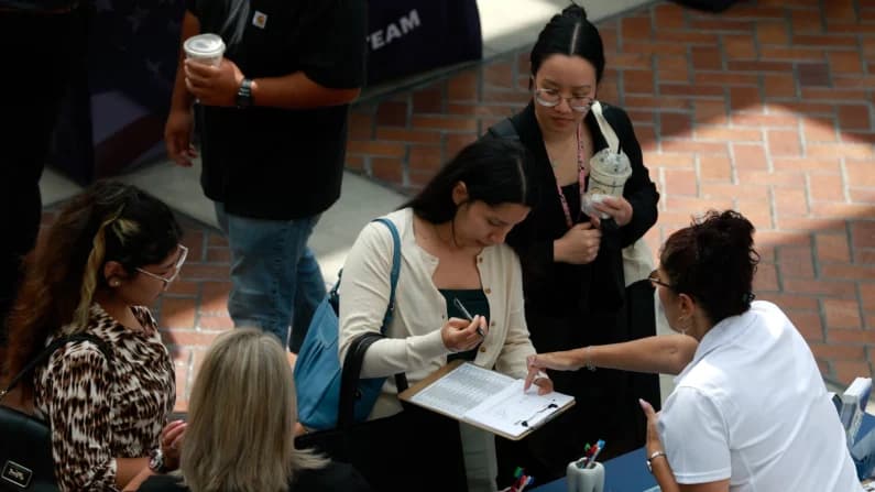 Carreras relacionadas con IA tienen peores condiciones laborales y salarios más bajos