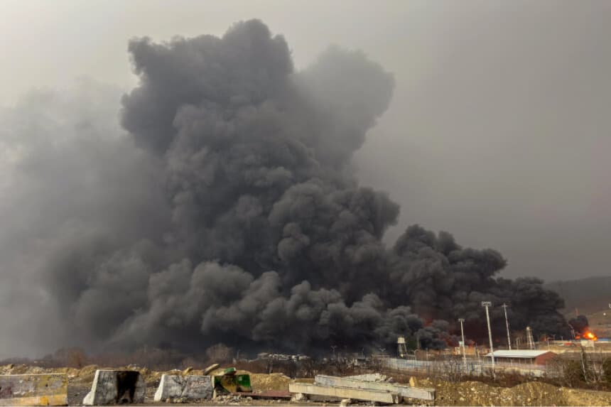 Humo y llamas se elevan en el lugar de los ataques aéreos contra un depósito de petróleo en Teherán el 8 de marzo de 2026. (Majid/Middle East Images vía AFP vía Getty Images).