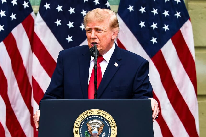 El presidente Donald Trump pronuncia un discurso durante una ceremonia para conmemorar el 25.º aniversario de los ataques terroristas del 11 de septiembre en el patio del Pentágono, en Arlington, Virginia, el 11 de septiembre de 2026. (Finn Gómez/Getty Images).
