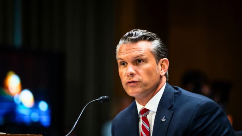 El republicano de Kentucky Massie presenta artículos de destitución contra el jefe del Pentágono, Hegseth