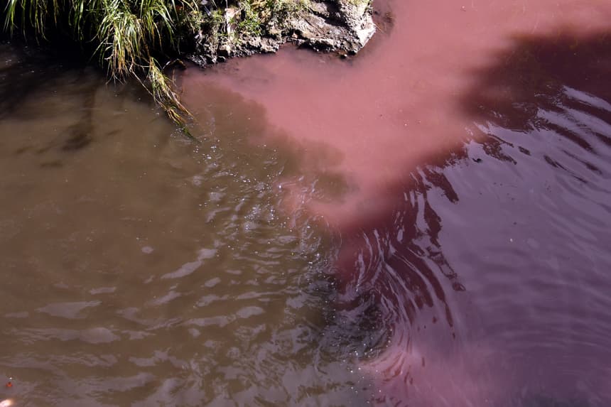 Guatemala investiga por qué un río que atraviesa su capital amaneció teñido de rojo