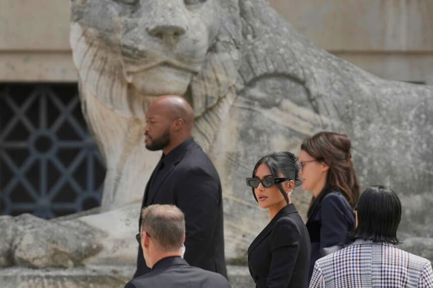 Kim Kardashian, en el centro, llega para testificar sobre un robo de millones de dólares en joyas de su habitación de hotel en París en 2016, en París el 13 de mayo de 2025. (Aurelien Morissard/Foto AP).