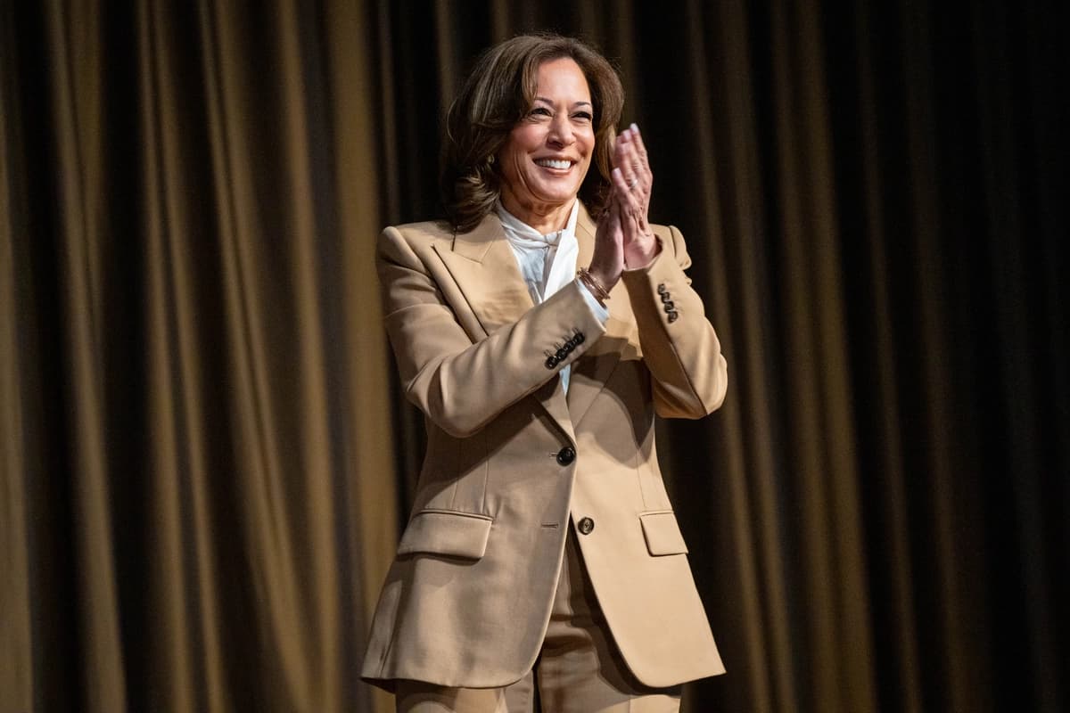 La exvicepresidenta Kamala Harris, excandidata presidencial demócrata en 2024, llega a la Convención de la National Action Network en Nueva York, el 10 de abril de 2026. (Foto AP/Angelina Katsanis).