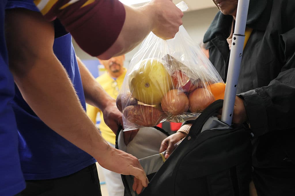 Voluntarios de New York Common Pantry distribuyen alimentos el 30 de octubre de 2025 en la ciudad de Nueva York. (Michael M. Santiago/Getty Images)