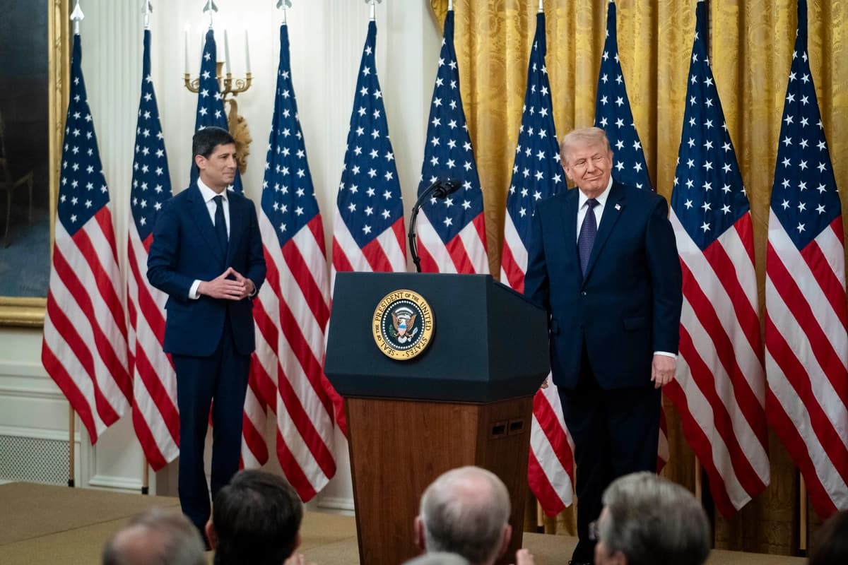 El presidente Donald Trump y Kevin Warsh durante su ceremonia de juramento como presidente de la Reserva Federal en la Casa Blanca el 22 de mayo de 2026. (Madalina Kilroy/The Epoch Times)