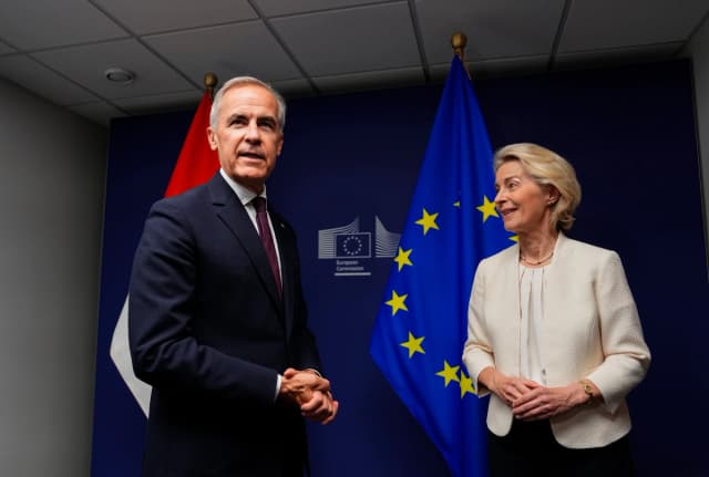 El primer ministro canadiense, Mark Carney, y la presidenta de la Comisión Europea, Ursula von der Leyen, participan en una reunión bilateral en el Parlamento Europeo en Estrasburgo, Francia, el 16 de septiembre de 2026. (Justin Tang/The Canadian Press vía AP)