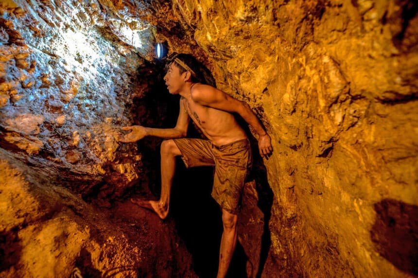 Ender Moreno busca oro en la mina de oro La Culebra, en El Callao, estado de Bolívar, Venezuela, el 1 de marzo de 2017. (Foto de Juan Barreto/AFP).
