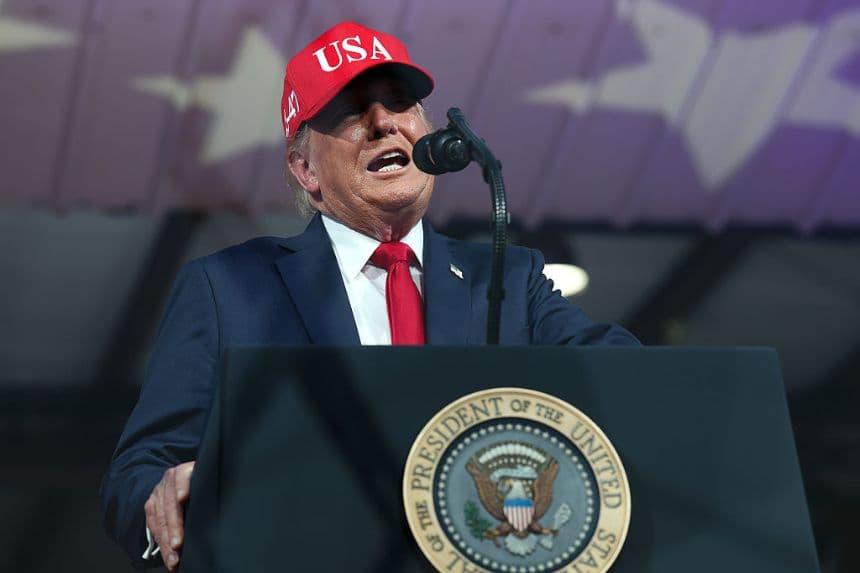 El presidente de Estados Unidos, Donald Trump, habla durante un mitin de campaña junto al candidato republicano al Senado por Carolina del Norte y ex presidente del Comité Nacional Republicano (RNC), Michael Whatley, en el Aeropuerto Municipal de Gastonia, el 16 de septiembre de 2026 en Gastonia, Carolina del Norte. (Anna Moneymaker/Getty Images)