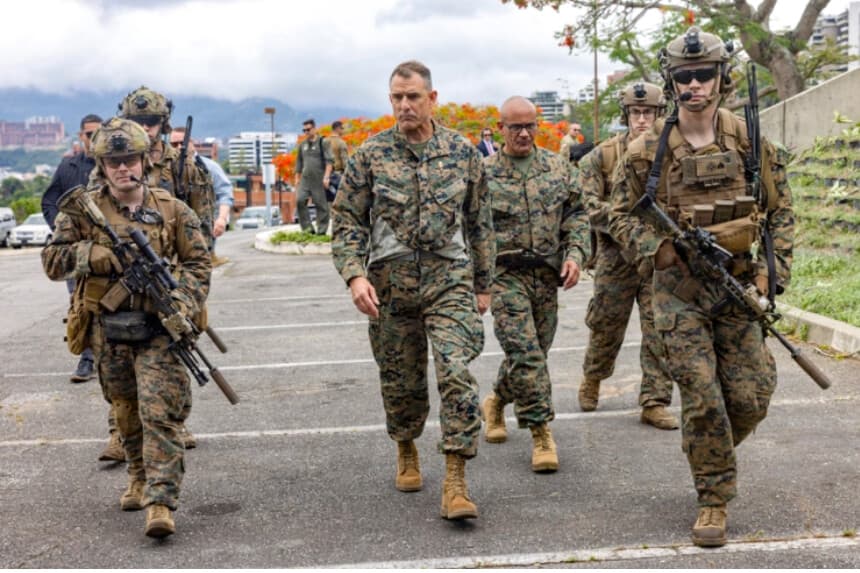El general de los Marines de EE. UU. Francis L. Donovan (centro), comandante del Comando Sur, visita la Embajada de EE. UU. en Caracas, Venezuela, el 23 de mayo de 2026, junto a otros marines. (Sargento de estado mayor Nathan Mitchell, Cuerpo de Marines de EE. UU.).