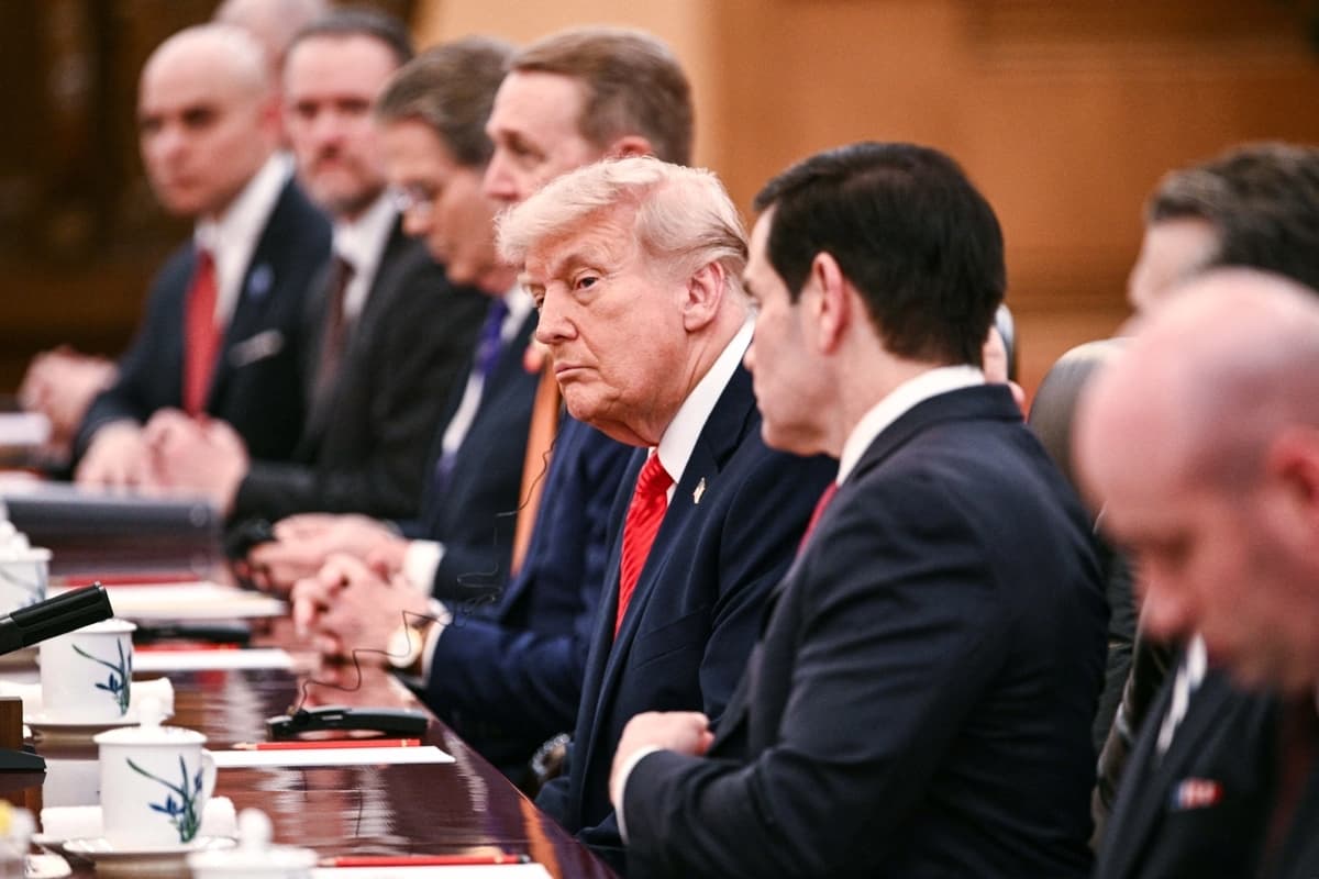 El presidente Donald Trump (C) se encuentra sentado junto al secretario de Estado Marco Rubio (2.º por la derecha) durante una reunión con el líder chino Xi Jinping en el Gran Salón del Pueblo en Beijing el 14 de mayo de 2026. (Brendan Smialowski/AFP vía Getty Images)