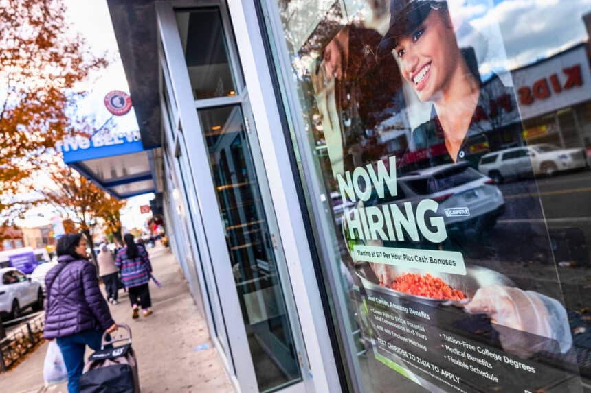 Un cartel de "Ahora contratando" en una tienda de Chipotle en el distrito de Brooklyn, Nueva York, el 6 de noviembre de 2025. (Spencer Platt/Getty Images).