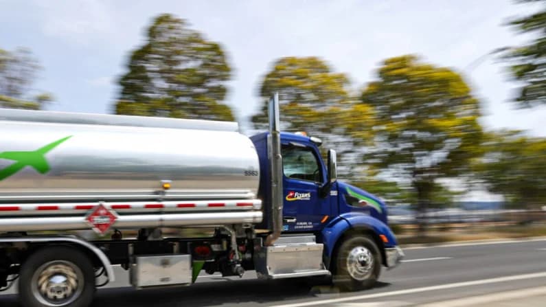 EE. UU. suspende temporalmente el límite de horas a camioneros de combustible