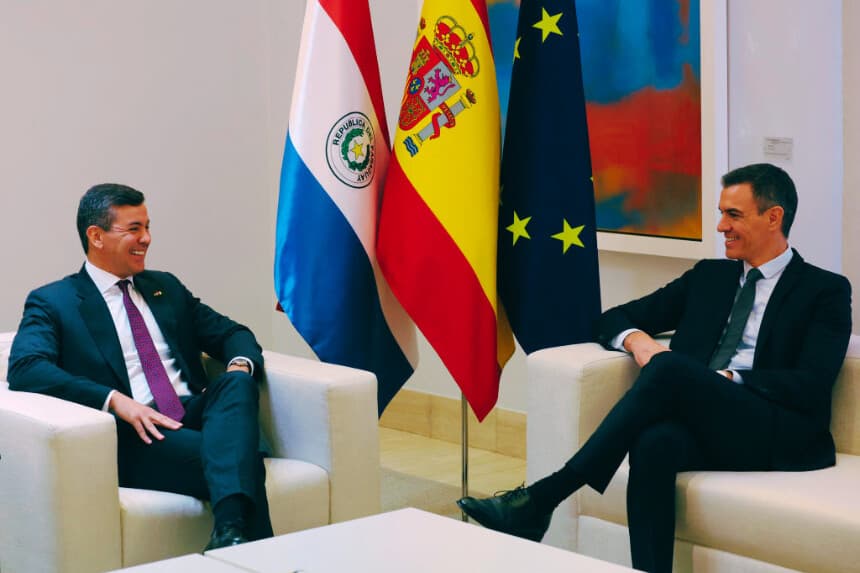 El primer ministro español, Pedro Sánchez (derecha), y el presidente paraguayo, Santiago Peña, participan en una reunión en el Palacio de La Moncloa, en Madrid, el 28 de febrero de 2024. (PIERRE-PHILIPPE MARCOU/AFP vía Getty Images)