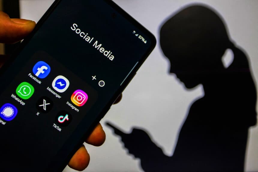 Un niño con un teléfono inteligente en el que se ven aplicaciones de redes sociales, en Túnez, Túnez, el 20 de junio de 2026. (Imen Ben Youssef / Hans Lucas / AFP vía Getty Images).