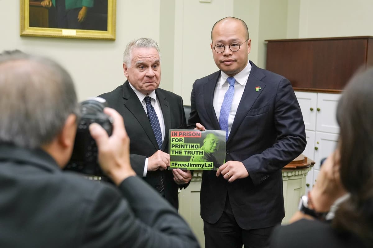 Sebastien Lai (derecha) y el representante Chris Smith (republicano por Nueva Jersey) posan para una foto después de una audiencia de la Comisión Conjunta del Congreso y el Ejecutivo sobre China respecto al encarcelamiento prolongado de su padre, Jimmy Lai, en el Capitolio, en Washington, el 16 de septiembre de 2026. (Mariam Zuhaib/AP Photo)