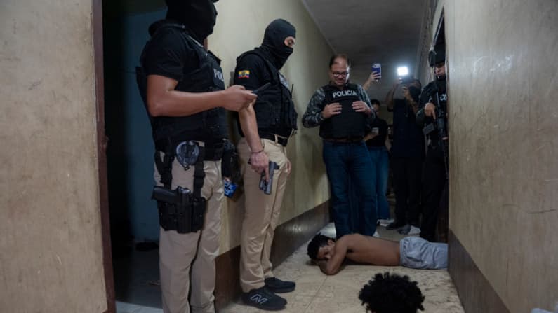 Ecuador desarticula una red criminal durante la primera noche del nuevo toque de queda