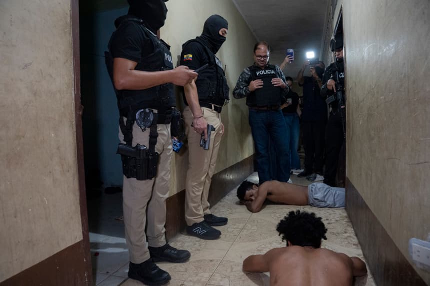 El ministro del Interior, John Reimberg (c), acompañado de policías, participa en un operativo en la madrugada de este jueves en la población de Pasaje, provincia de El Oro, Ecuador. Cuatro provincias de Ecuador que tienen altos índices de violencia atribuidos al crimen organizado están desde la medianoche de este jueves, y por quince días, bajo toques de queda nocturnos, una medida que se da por tercera vez en lo que va del año. (EFE/Mauricio Torres)
