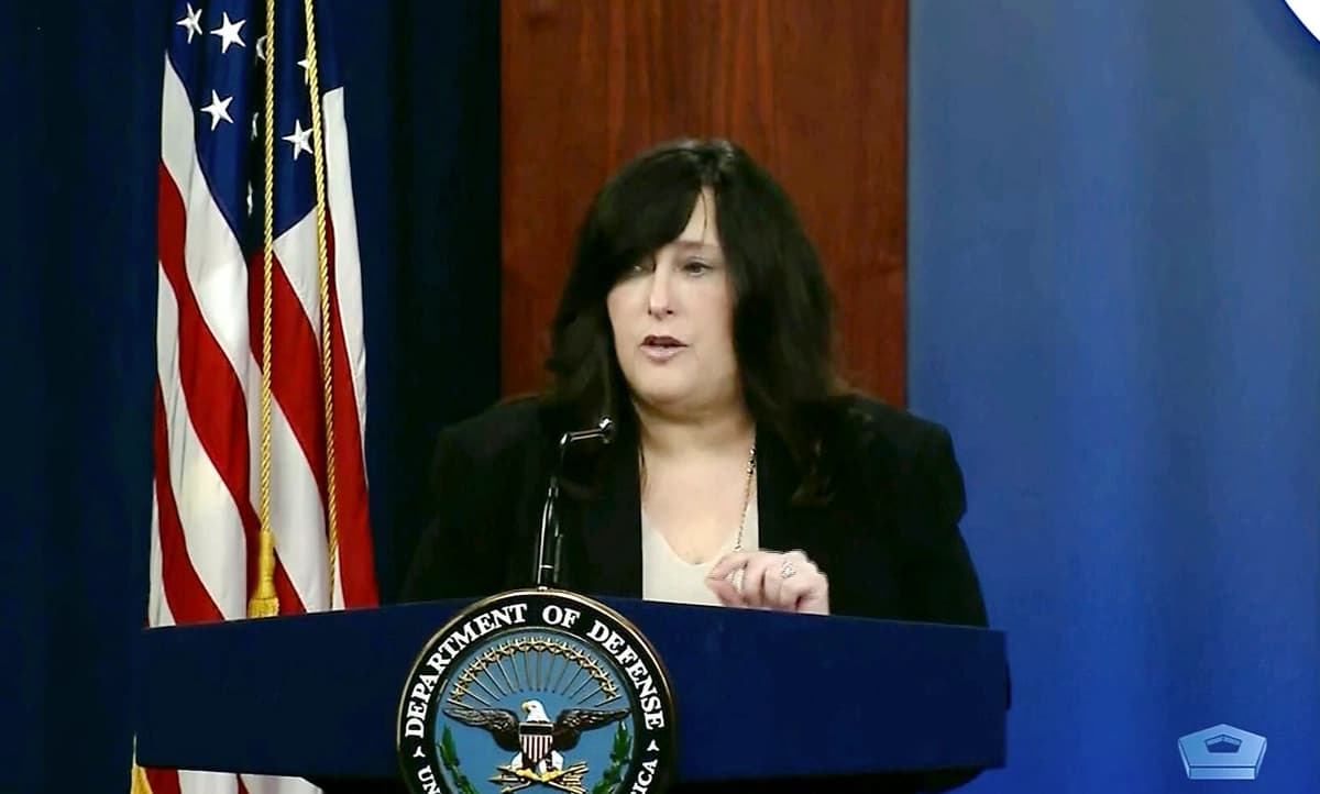Una imagen del video muestra a la Dra. Terry Adirim, subsecretaria interina de Defensa para Asuntos de Salud, dando un informe sobre el COVID-19 en el Pentágono el 30 de junio de 2021. (Departamento de Defensa vía The Epoch Times)