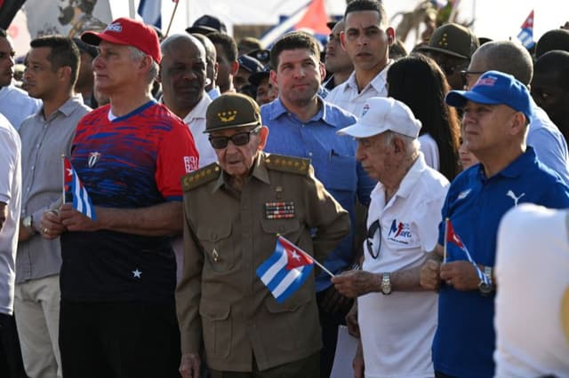 El presidente de Cuba, Miguel Díaz-Canel (2.º por la izquierda), el expresidente Raúl Castro (en el centro) y el exvicepresidente José Ramón Machado Ventura (2.º por la derecha) asisten a una concentración con motivo del Día Internacional de los Trabajadores, celebrado en La Habana el 1 de mayo de 2026. (YAMIL LAGE / AFP vía Getty Images)