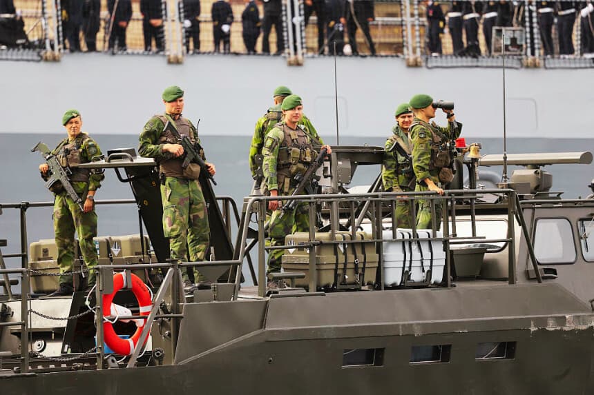 Soldados suecos posan a bordo de una embarcación de asalto rápida CB90 en Estocolmo, Suecia, el 31 de agosto de 2026. (Ludovic MARIN / AFP vía Getty Images)