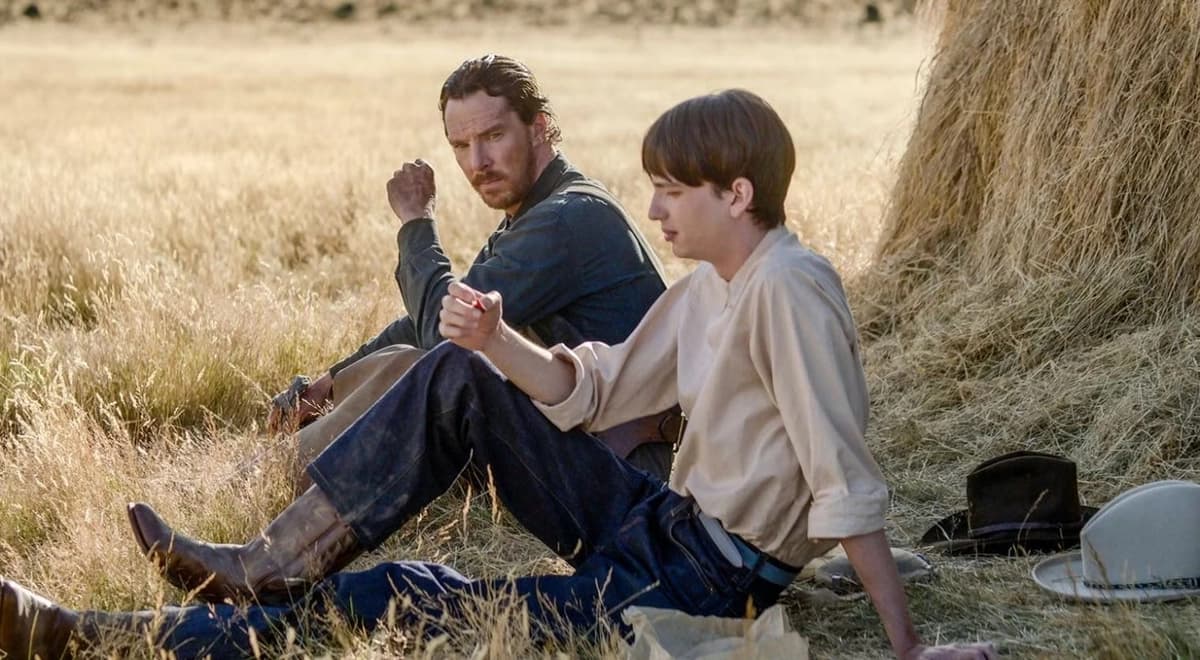 Phil Burbank (Benedict Cumberbatch (izq.) enseñando a Peter Gordon (Kodi Smit-McPhee) los caminos de la masculinidad, en "El poder del perro". (Netflix)
