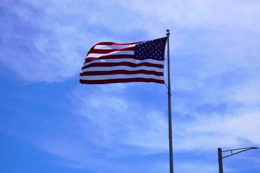 Una bandera estadounidense ondea al viento en el Green Bridge de Palmetto, Florida, el 24 de junio de 2026. (Jacob Burg/The Epoch Times).