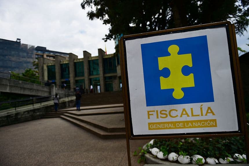 El logotipo de la Fiscalía General de Colombia se ve en su sede de Bogotá, el 20 de abril de 2026. (Pablo VERA / AFP vía Getty Images)