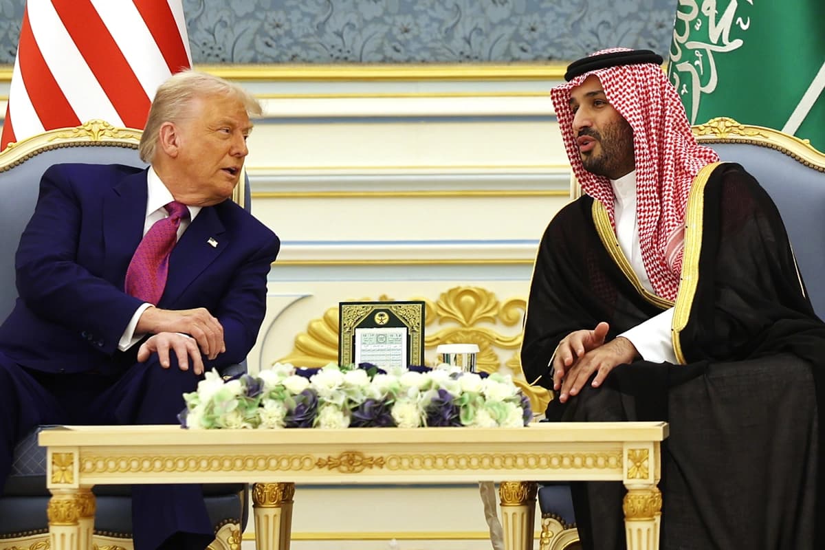 El presidente estadounidense Donald Trump se reunió con el príncipe heredero saudí Mohammed bin Salman durante una "ceremonia del café" en la Corte Real Saudí el 13 de mayo de 2025 en Riad, Arabia Saudí. (Win McNamee/Getty Images).