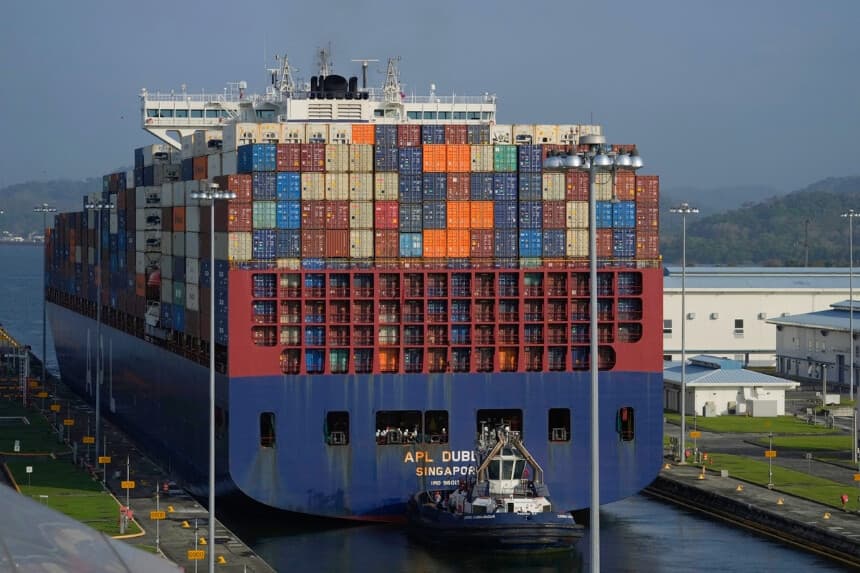 Un buque de carga atraviesa las esclusas de Cocolí del Canal de Panamá, en la ciudad de Panamá, el 21 de febrero de 2025. (Matias Delacroix/AP Photo).