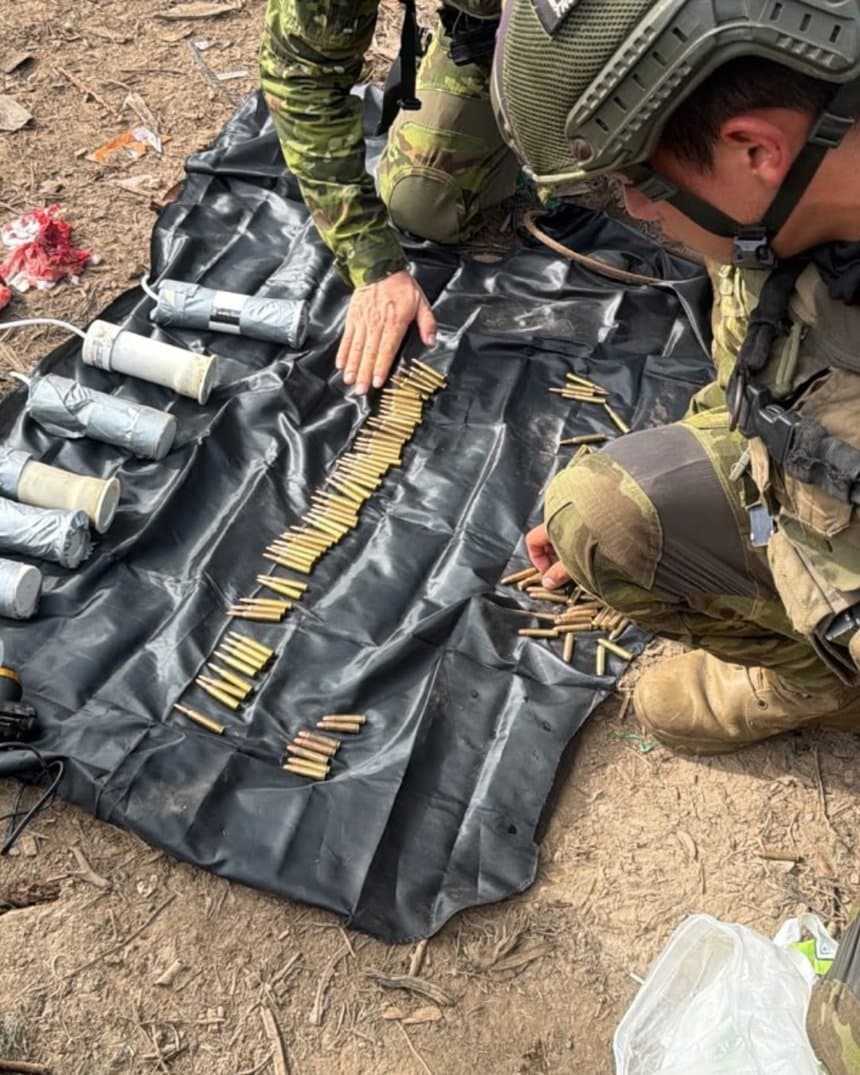 Fotografía difundida en la cuenta en X @FFAAECUADOR de las Fuerzas Armadas de Ecuador que muestra militares incautando municiones y explosivos durante la localización y destrucción de un campamento atribuido al Frente Oliver Sinistera, grupo disidente de la extinta guerrilla de las Fuerzas Armadas Revolucionarias de Colombia (FARC), este jueves en Urcuquí, Ecuador. (EFE/ @FFAAECUADOR)