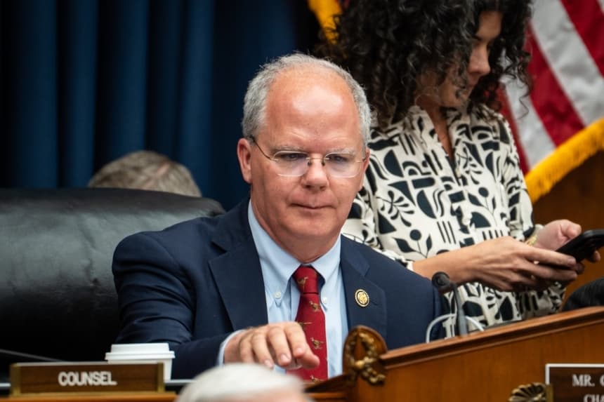El representante Brett Guthrie (R-Ky.), presidente del Comité de Energía y Comercio de la Cámara de Representantes, preside una audiencia en el Capitolio, en Washington, el 13 de mayo de 2025. (Madalina Vasiliu/The Epoch Times)