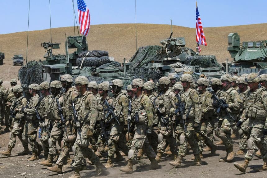 Soldados estadounidenses marchan durante un ejercicio militar en la base militar de Vaziani, en las afueras de Tiflis, Georgia, el 12 de agosto de 2017. (VANO SHLAMOV/AFP vía Getty Images).