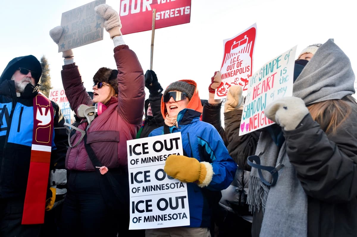 El 30 de enero de 2026, manifestantes se congregaron en el edificio federal Bishop Whipple para protestar contra las operaciones de control migratorio en Minneapolis. (Octavio Jones/AFP vía Getty Images).