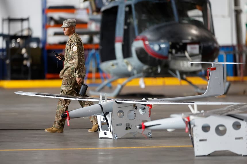 Fotografía que muestra drones, sistemas de aeronaves remotamente tripuladas (k1000), donados por Estados Unidos durante un evento en la Base Aérea Teniente Octavio Rodríguez Garrido este miércoles, en Fuerte Kobbe, Panamá. (EFE/ Bienvenido Velasco)