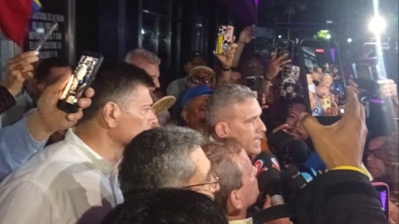 Liberan a exalcalde venezolano Javier Oropeza, tras ser detenido a horas de llegar al país