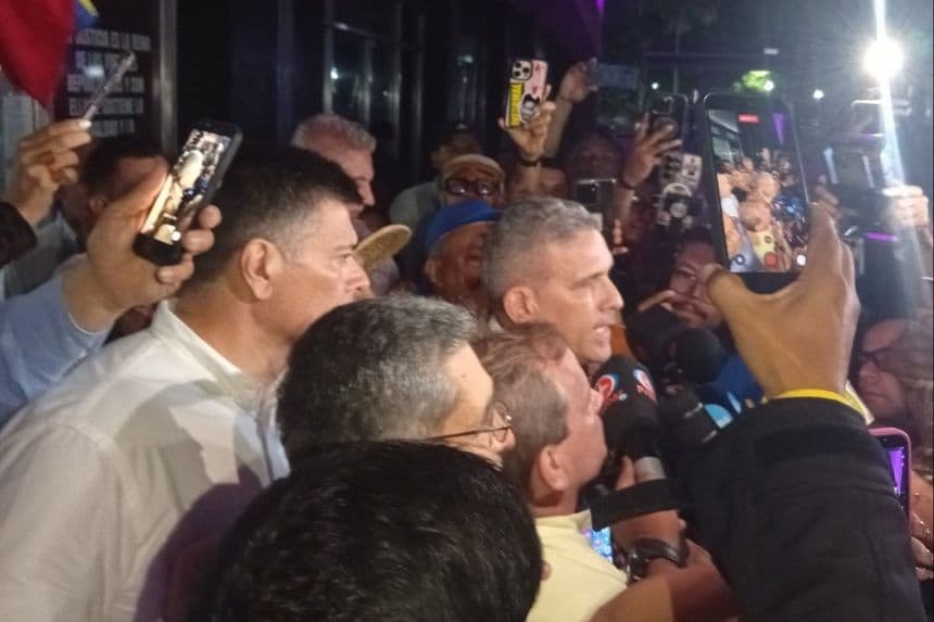 Fotografía difundida en la cuenta en X @VoluntadPopular del movimiento político venezolano Voluntad Popular del exalcalde Javier Oropeza (C) tras su liberación, que según la oposición fue detenido por agentes de la División de Investigación Penal (DIP) de la Policía Nacional y que fue liberado gracias a la "fuerte presión" de la sociedad, en Barquisimeto, Venezuela. (EFE/ @VoluntadPopular)
