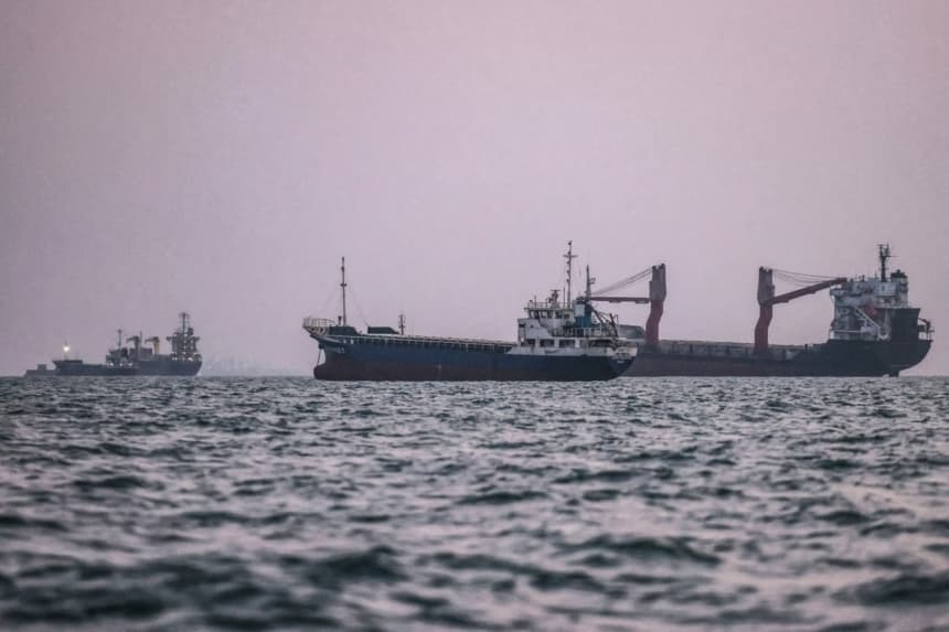 Embarcaciones transitan por el Estrecho de Ormuz frente a la costa de la ciudad portuaria de Bandar Abbas, en el sur de Irán, el 5 de septiembre de 2026. (Atta Kenare/AFP vía Getty Images)