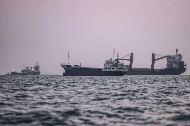 Embarcaciones transitan por el Estrecho de Ormuz frente a la costa de la ciudad portuaria de Bandar Abbas, en el sur de Irán, el 5 de septiembre de 2026. (Atta Kenare/AFP vía Getty Images)