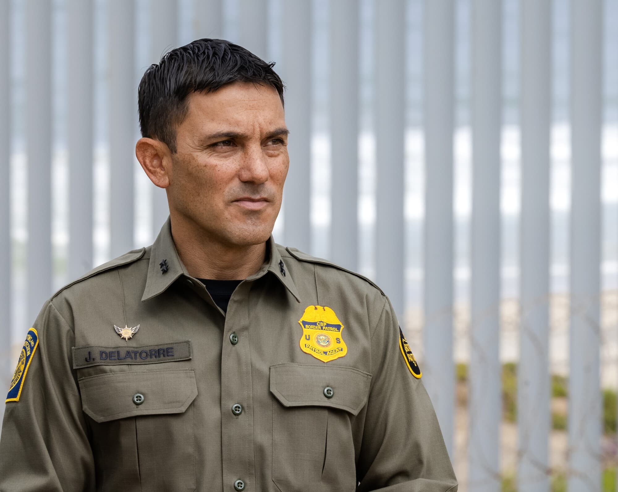 Justin De La Torre, jefe de patrulla del sector de San Diego de la Patrulla Fronteriza de EE. UU., trabaja a lo largo de la frontera cerca del puerto de entrada de San Ysidro, en las afueras de San Diego, el 26 de mayo de 2026. (John Fredricks/The Epoch Times)