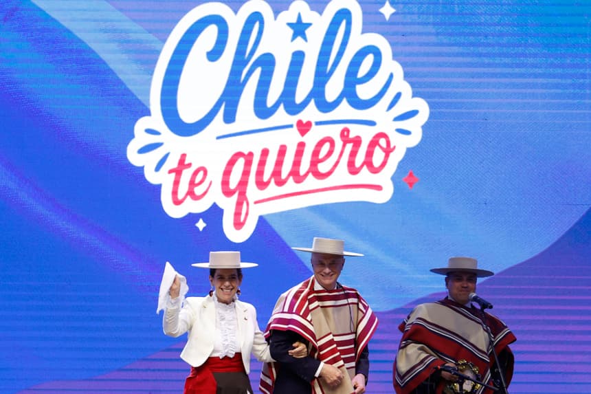 El presidente de Chile, José Antonio Kast (c), junto a su esposa María Pía Adriasola bailan durante la ceremonia inaugural de la Gran Fonda de Chile 2026 'Un canto a lo que amas', que marca el inicio oficial de las celebraciones de las fiestas patrias, este miércoles en Santiago, Chile. (EFE/ Elvis González)