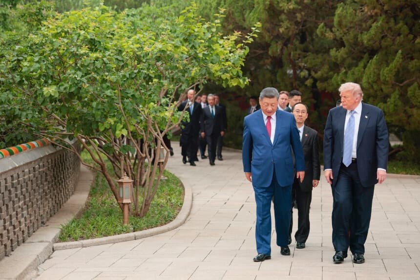 El presidente estadounidense Donald Trump camina junto al líder chino Xi Jinping al salir del Jardín Zhongnanhai en Beijing tras una visita el 15 de mayo de 2026. Trump y otros funcionarios estadounidenses concluyen una visita destinada a abordar el conflicto con Irán, los desequilibrios comerciales y la situación de Taiwán, además de establecer nuevos consejos bilaterales para la supervisión económica y de la inteligencia artificial. (Evan Vucci/Pool/Getty Images).