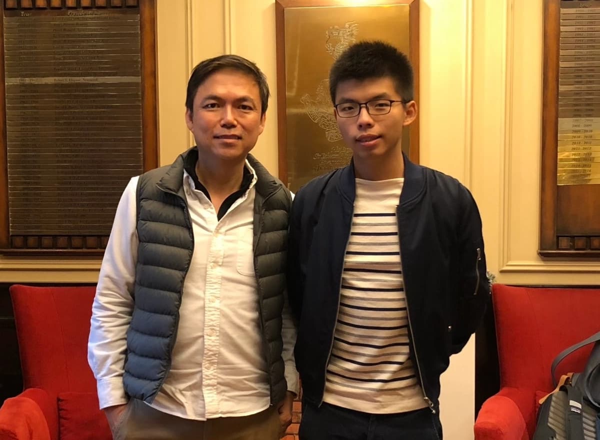 Edward Chin y Joshua Wong (a la derecha) en el Club de Corresponsales Extranjeros de Hong Kong el 13 de diciembre de 2017. (Cortesía de Edward Chin)
