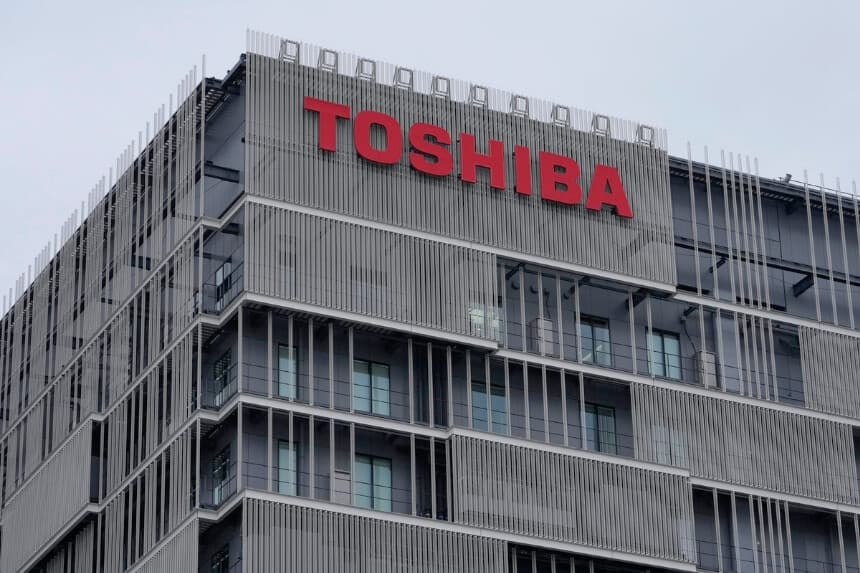 Logotipo de Toshiba Corp. en un edificio de la compañía en Kawasaki, cerca de Tokio, el 19 de febrero de 2022. (Shuji Kajiyama /AP Photo).